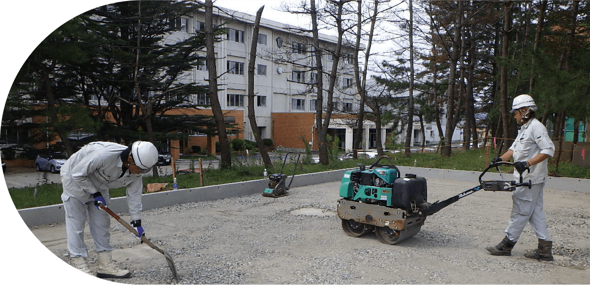 現場で作業をするスタッフ達