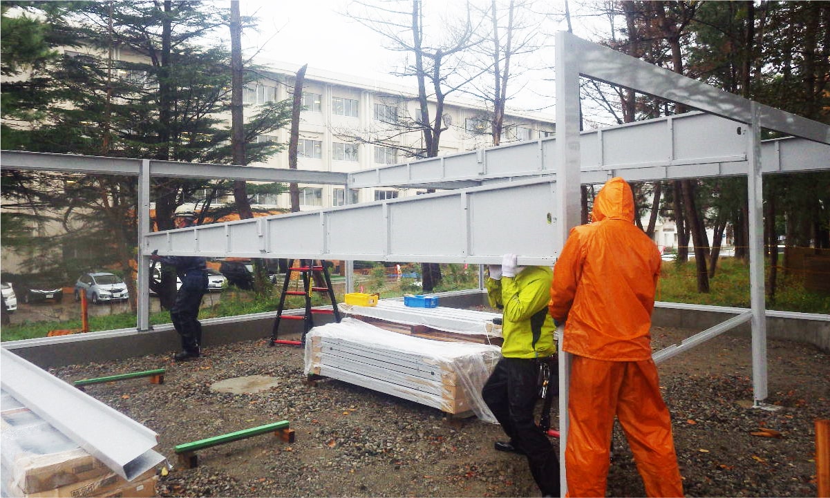 スタッフが協力して建築工事をする様子